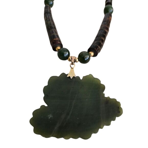 Vtg Carved Green Jade Flower Beaded Pendant Necklace 18” Coconut Shell Beads - Picture 5 of 10